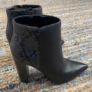 Saks Fifth Avenue Annie Boots Women’s 8.5 Black with Snakeskin